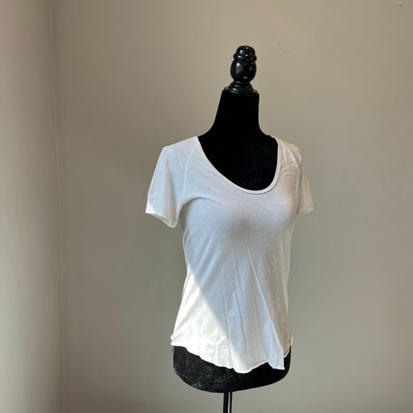 ✨ 2/$10 Aritzia Wilfred White T-Shirt - Picture 2 of 5